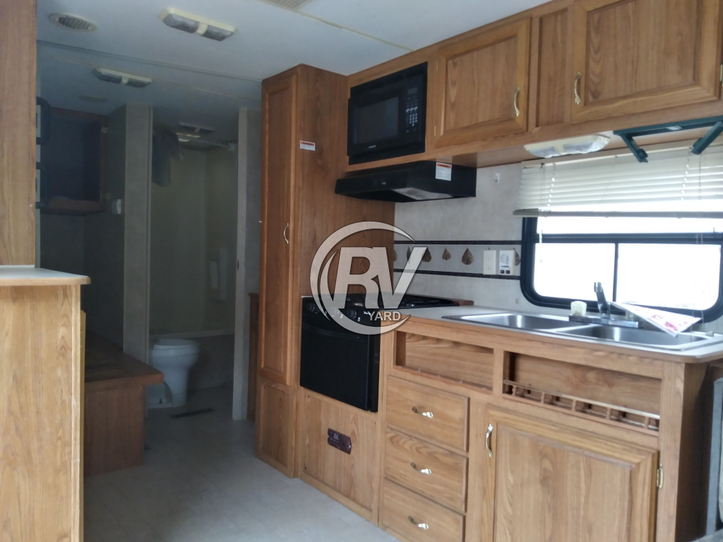 USED 2004 PIONEER M17T4 TRAVEL TRAILER