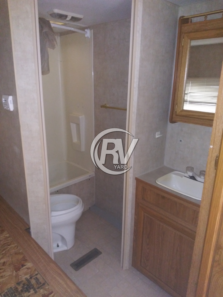 USED 2004 PIONEER M17T4 TRAVEL TRAILER